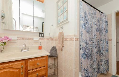 The Gem-3 Bedrooms! King, Full & Twin Beds, Sauna with Free Parking plus more - Foto 20