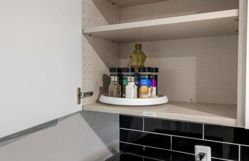 Lakeside Bliss 2BR, 1BA with All Modern Comforts - Foto 19