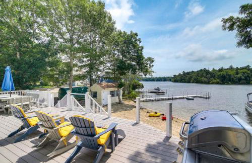 Plymouth Getaway with Private Lake Beach and Kayaks! - Foto 1