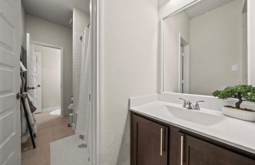 Luxurious 4 Bed Duplex Getaway! - Photo 28