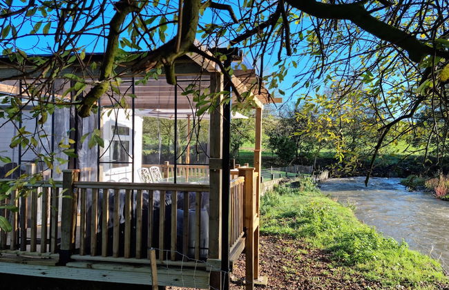 Shropshire - Riverside - Cabin - Sleeps 2 - Hottub - Foto 27