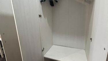 EGHAM LOVELY STUDIO SELF CONTAINED 2 mins station - Foto 5, wardrobe