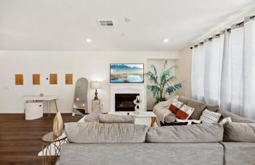 Entire Private Home with 5 Bedrooms 3 Bathrooms, 3000 sqft, Gated Yard, Garage, Nice View, Available Now - Foto 5