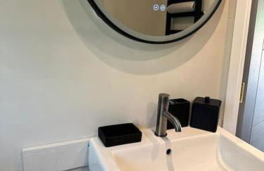 Luxurious Glass House with Private Hot tub - Photo 28