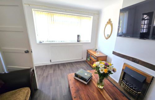 Park Road Retreat - Large 4 Bed Home with Ample Parking! - Foto 2
