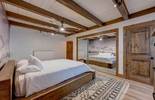 Extra Spacious 2BR Cabin w Office and Outdoor Deck - Foto 17