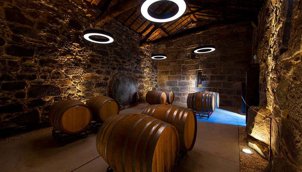 Botti nella cantina di Pazo de Toubes