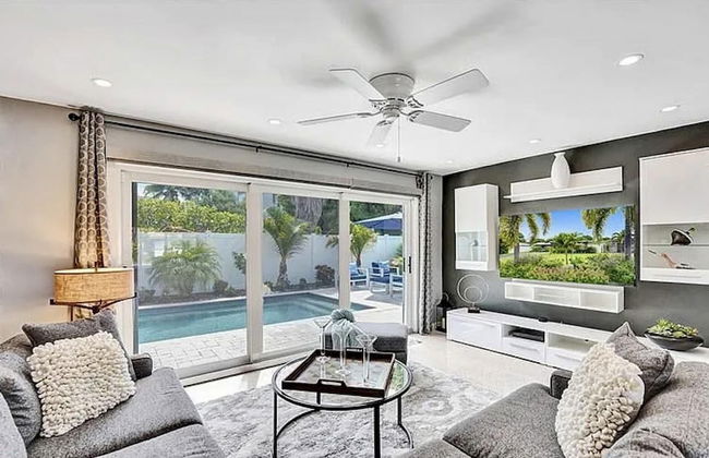 Beach Bliss 10 Mins to Waves 3BR Oasis With Pool - Foto 2