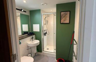 #115 ModernCity Escape Central Apartment- 10 mins to Royal Albert Dock Liverpool- Sleeps 4 - "Perfect for contractors and Families " - Foto 3