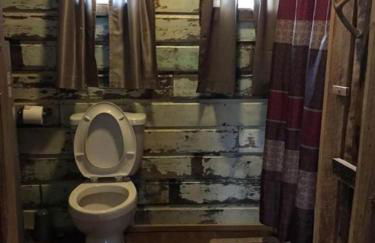 Rustic Octagon-Shaped Cabin for a Glamping Getaway near Huntington, West Virginia - Foto 22