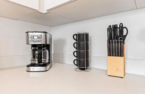 Unique 1-Bedroom DTLA Escape with City Views - Foto 12