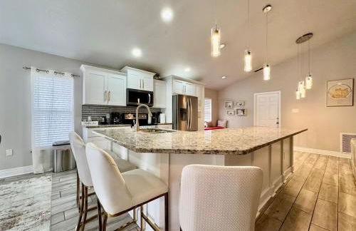 Modern 4BR 2BA with pool in gated community - Foto 38