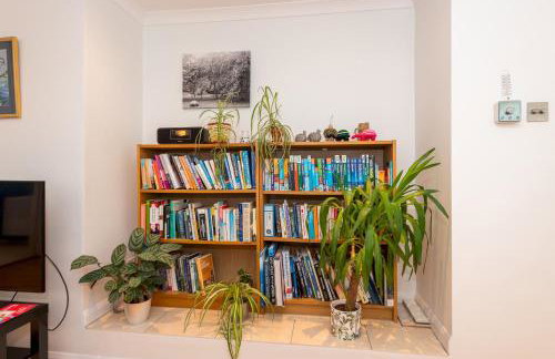 Cosy 3 Bedroom House near River Thames - Pass the Keys - Photo 3