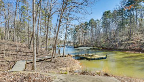 Lake Hartwell Getaway with Private Dock and Fire Pit! - Foto 2