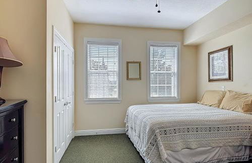 3-BR Condo with Dreamy Balcony Views, Walk to Pool - Foto 30