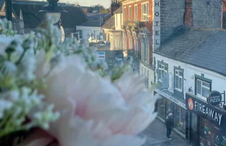 Studio Flat with Parking Off High St - Photo 1