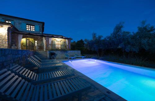 Villa Aryana With Pool - Happy Rentals - Foto 22