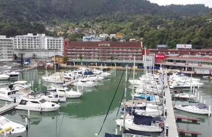 SUPER FLAT 180 graus em Angra dos Reis , Frente Mar na Marina Piratas com estacionamento - Foto 13