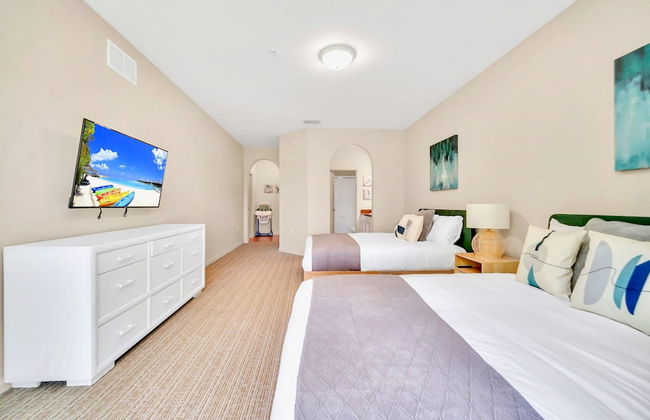 Upstay - Modern Condo w Pool Hot Tub and Sauna - Photo 18