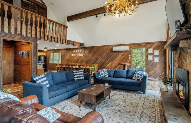 Sky View Chalet by Avantstay Stunning Interior, Spacious Deck, Hot Tub, & View - Photo 8