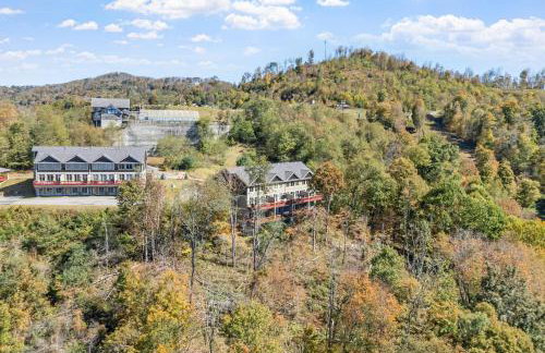 Wolf's Den~Views~Hot Tub~Home Theater~Hatley Ski! - Foto 65