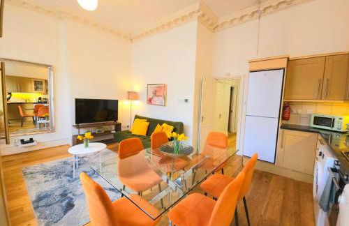 Charming Home with Private Balcony, on 1st floor, with 2 Bathrooms, 3 min walk to Earl's Court Station - Photo 8