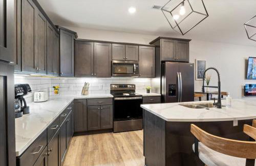 Family-Fun Lakeside Luxury at Topsider in Osage w/ 2 Pools, Prime Views Pack N' Play & Games - Foto 14