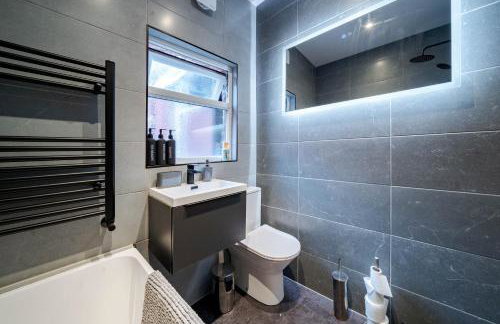 Spacious 3-Bedroom Home Near City Centre with Parking - Foto 36