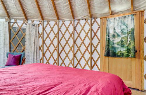 Glamping with Mountain Views! Newport Yurt Retreat! - Foto 16