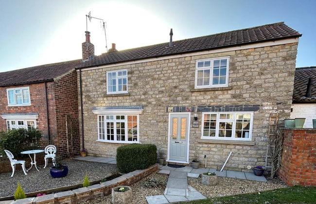 2 Bedroom Cottage Free Private Parking Fire Place - Photo 1