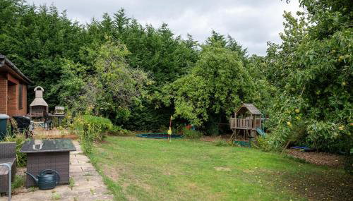 Spacious 5BR Home in Redditch - Photo 3