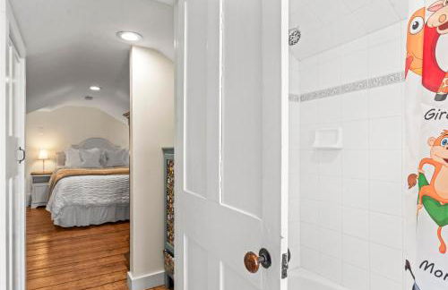 The School House Cottage, Historic 1BR Mystic River Stay Near Seaport - Foto 14