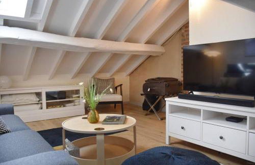 The Street of the Singing Bird. - Foto 11