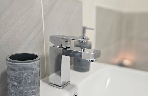 Modern Comfy 3 Bed Home - Free 2 space driveway - Free road parking - Free Netflix - Foto 53