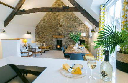 Custom Mews - Photo 1