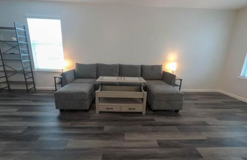 Spacious home with WiFi/AC - Photo 9