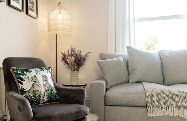 Stunning Townhouse with Large Garden - Photo 26