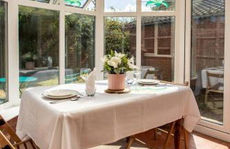 Cosy Homely House with Conservatory and Garden - Foto 1