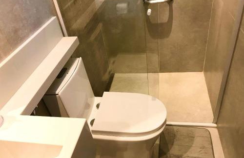 Casa d'Aroeira Residencial Boutique - Centro de Juqueí - Perto de Tudo - 2 quadras do Mar - Serviço de Praia - Roupa de Cama 600 fios algodão Egípcio - Tudo Novo - Estacionamento Interno - Cozinha - Consulte unidades com Ofurô Hidro e Cromoterapia - Foto 56