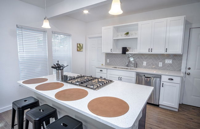 Huge Remodeled 5BR 4BA House Sleeps 20 Downtown - Photo 25