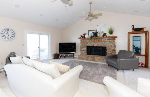 4 Bedroom Lakefront Home with Private Beach on Cedar Point Chaussee - Photo 1