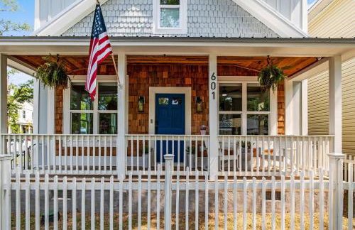 Downtown | Gorgeous | Pet Friendly! - Photo 2