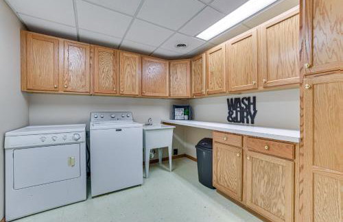 7,000 Sq Ft! Private Rapid City Estate with Pool - Foto 44