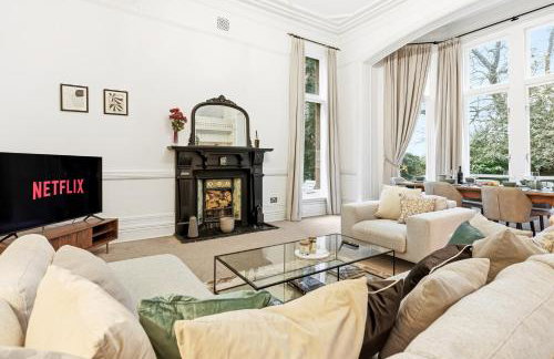 Luxe Victorian Spacious Home Sefton Park with Parking - Foto 17