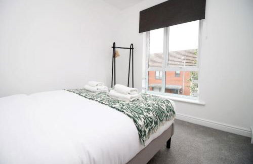 Modern and Cosy 3 Bed House Close to Cardiff City Centre perfect for Family Relocations, Contractors & Groups by Gurkha Stay with Free Parking and Wifi - Foto 10