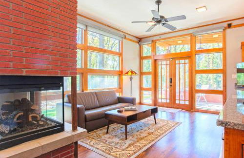 Frank Lloyd Wright-Style Cabin Rental with a Private Hot Tub near Dallas, Texas - Photo 7