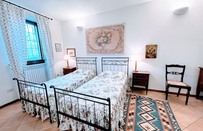 Serene Tuscan Retreat With Breathtaking Views - Photo 9