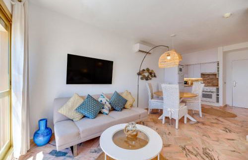 Sea Front Beach Studio Apartment - Photo 6