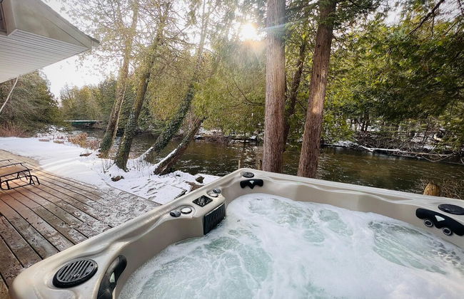 Firefly Lodge! Boardman River! Hot Tub! Woodstove! - Foto 31
