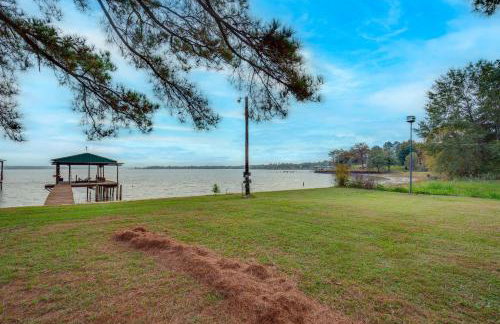 Lakefront Frankston Cabin with Dock and Fire Pit! - Foto 27